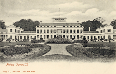 14146 Gezicht op de voorgevel van Paleis Soestdijk met voorgelegen gazons te Soestdijk (gemeente Baarn) uit het noordoosten.